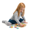 Meisje speelt met telpuzzel 'Hoeveel Eikels?' van Tender Leaf Toys