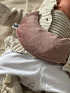 Baby met warmtekussen 'Velours Mauve', gevuld met 100% biologische gereinigde kersenpitten van Warmtemaantje