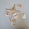 Houten boxmobiel met vilt figuren in roze/goud van Jetje babyartikelen