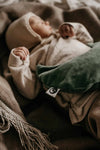 Baby met warmtekussen op buikje van Warmtemaantje