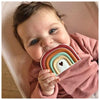 Baby bijt op siliconen regenboog bijtspeeltje van Lytse Boef