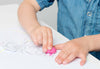 Kind kleurt met de waskrijtjes van Crayon Rocks