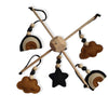 Muziekmobiel hout| Regenboog Cognac met handgemaakte wolvilt figuren van Jetje. Verkrijgbaar in drie verschillende houders.
