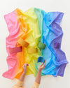 Speelzijde regenboog, kleur sorteren. Van Sarah's Silks.