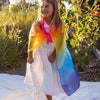Kind speelt met speelzijde regenboog van Sarah's Silks