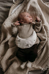 Baby met warmtekussen 'Snowdrops & Leaves' voor krampjes, gevuld met 100% biologische gereinigde kersenpitten van Warmtemaantje
